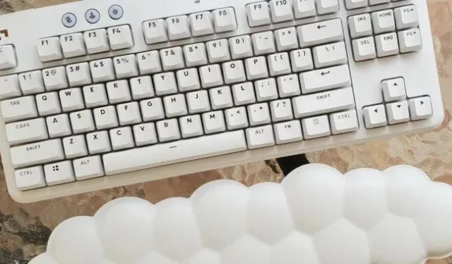 Logitech G715 yra belaidė mechaninė klaviatūra, kuri yra debesyse