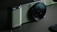 „Xiaomi“ „Ultra“ fotoaparato telefonas turi rankeną, užsukamus objektyvo filtrus.