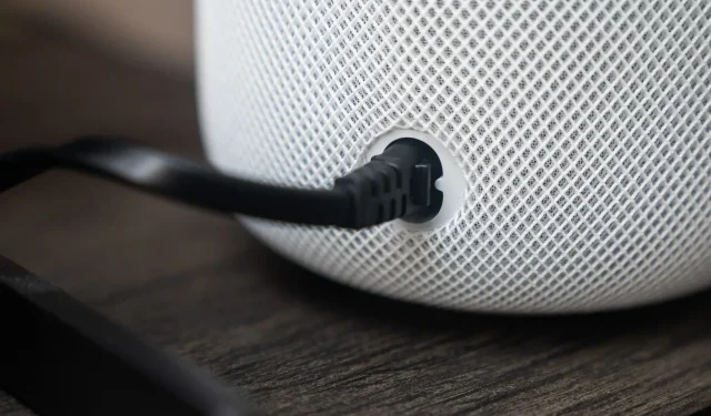 Nowy HomePod pozwala na użycie dowolnego tradycyjnego kabla zasilającego w kształcie ósemki.