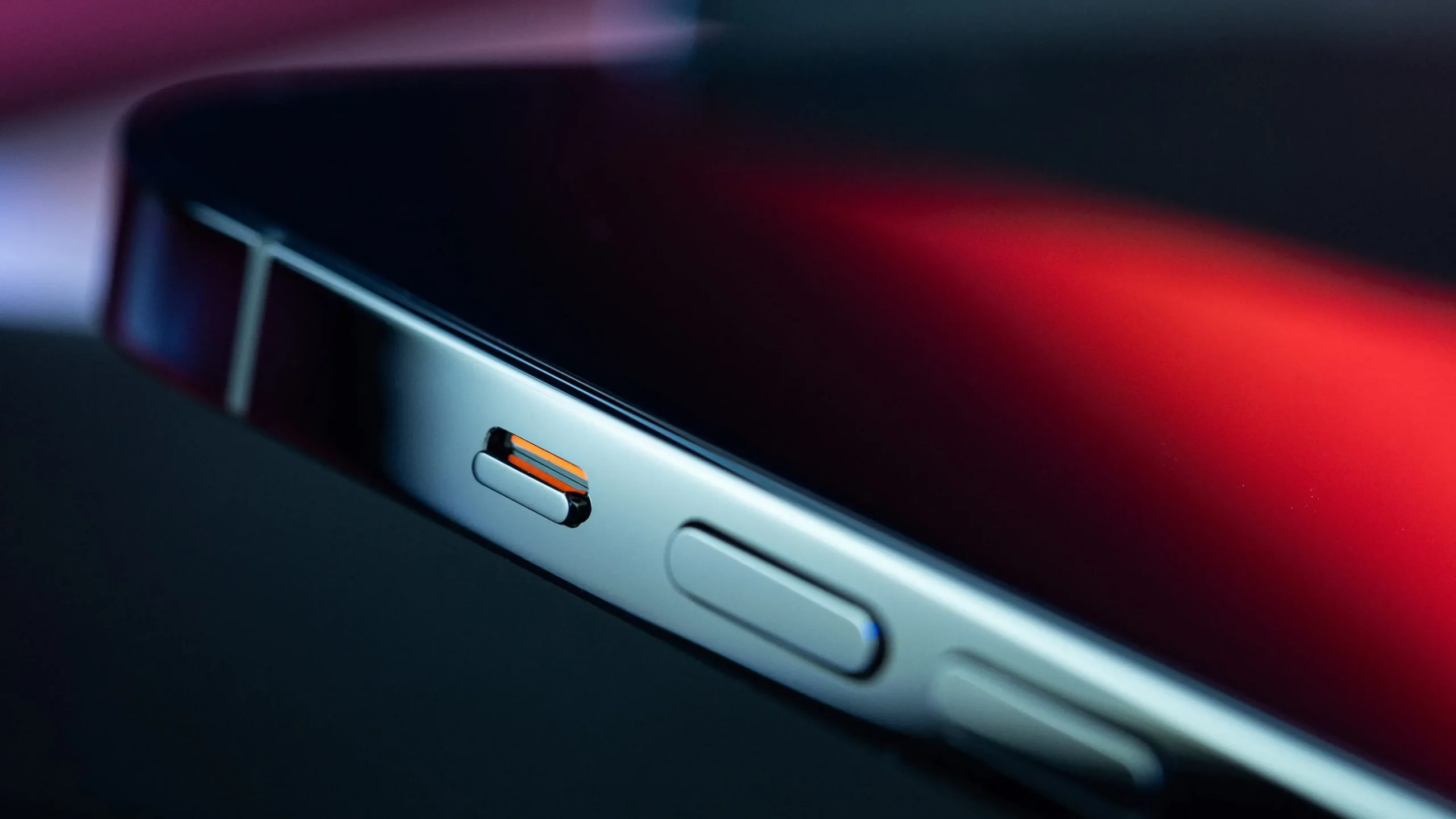 Close-up van de iPhone 12 Pro Max mute ingeschakeld ingeschakeld