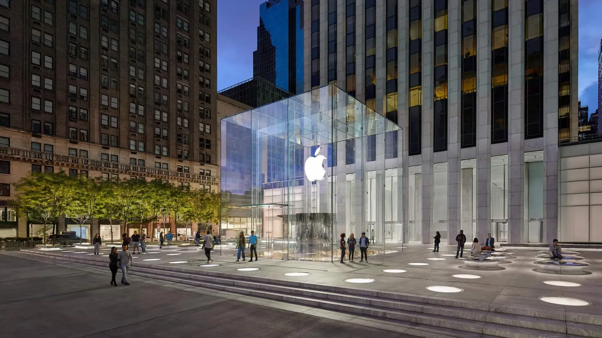 Buitenkant van Apple's glazen kubuswinkel in Manhattan