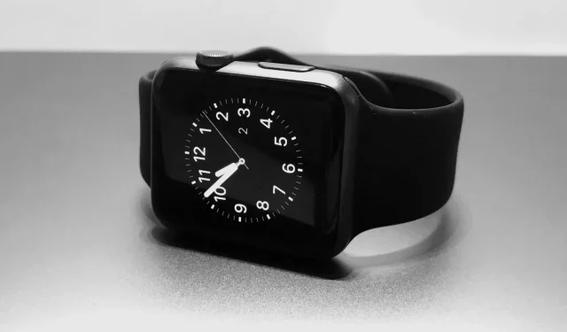 Tada „Apple Watch“ gali prisijungti prie įvairių „iPhone“, „iPad“ ir „Mac“ kompiuterių