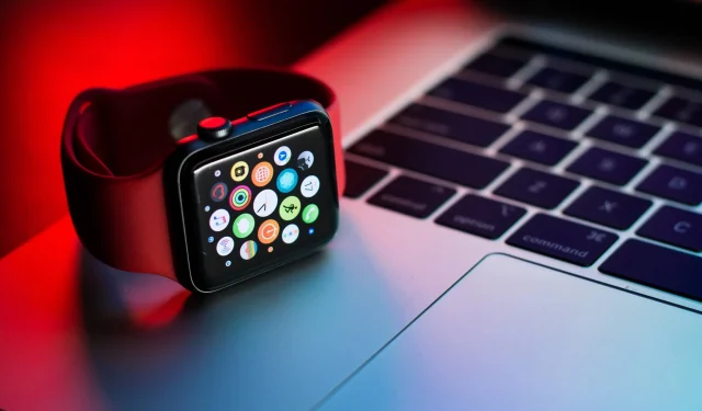 Il robusto Apple Watch Pro potrebbe avere un display piatto