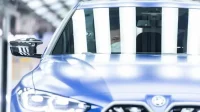 Щоб зменшити затримки, деякі автомобілі BMW постачаються без Android Auto або CarPlay.