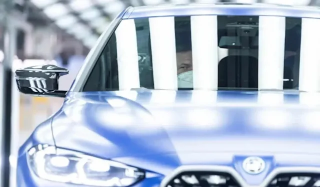 Pro snížení zpoždění jsou některá vozidla BMW dodávána bez Android Auto nebo CarPlay.