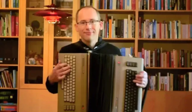 スウェーデンのエンジニアが 2 台の Commodore 64 コンピューターからアコーディオンを作成