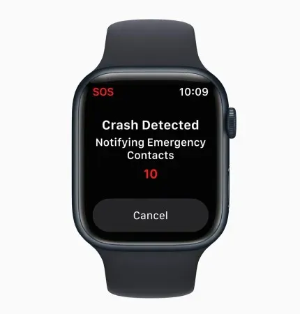 „Apple Watch“ ekrane rodoma „Crash Detected“.