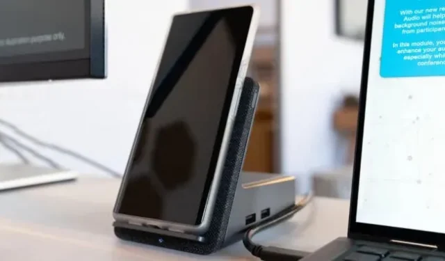 Nowa stacja dokująca Dell zapewnia bezprzewodowe ładowanie telefonu i obsługuje dwa monitory 4K.