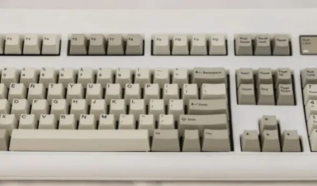 Nové odpružené klávesnice znovu vytvářejí ikonický IBM Model F pro dnešní počítače.