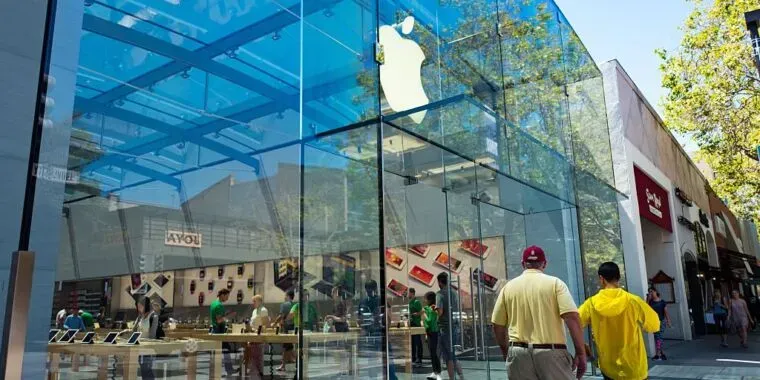 Bathroom thieves allegedly stole $500,000 worth of iPhone from Apple Store