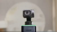 Die 4K-Webcam folgt Ihnen mithilfe des integrierten Gimbals und ermöglicht die Gestensteuerung