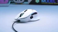O novo mouse leve Glorious permite que você escolha a forma dos botões laterais.