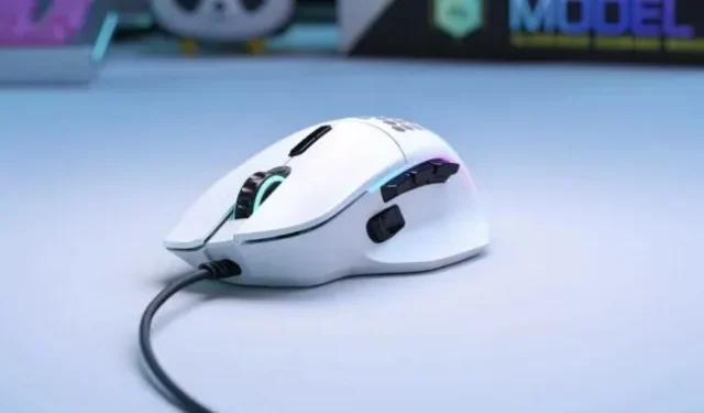 O novo mouse leve Glorious permite que você escolha a forma dos botões laterais.