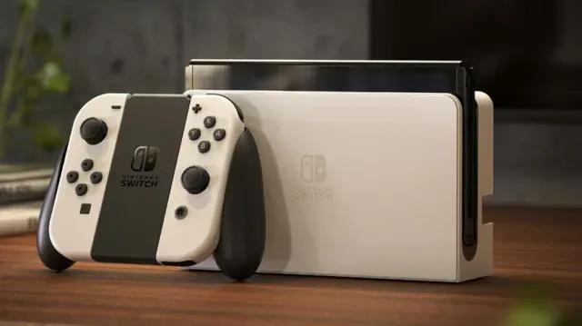Balta yra nauja juoda spalva su naujuoju Nintendo Switch OLED modeliu.