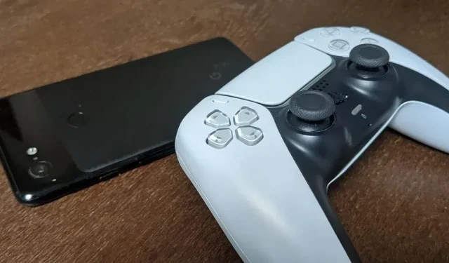 Podłącz kontroler DualSense do PS Remote Play na telefonie z Androidem, aby grać w gry na PS5 z dowolnego miejsca