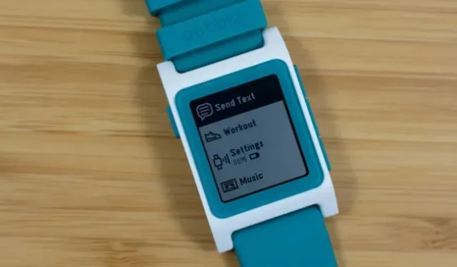 Pebble smartwatch 2013 mis à jour pour fonctionner avec Pixel 7 2022