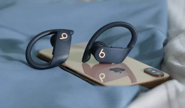 Apple žaloval kvůli problémům s nabíjením sluchátek Powerbeats Pro