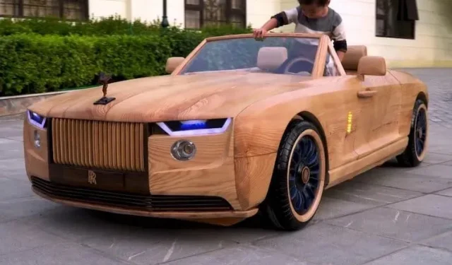 Costruisce una mini Rolls Royce in legno per suo figlio.