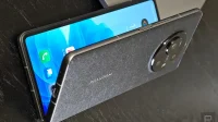 První pohled na Tecno Phantom V Fold, překvapivě cenově dostupný skládací smartphone.