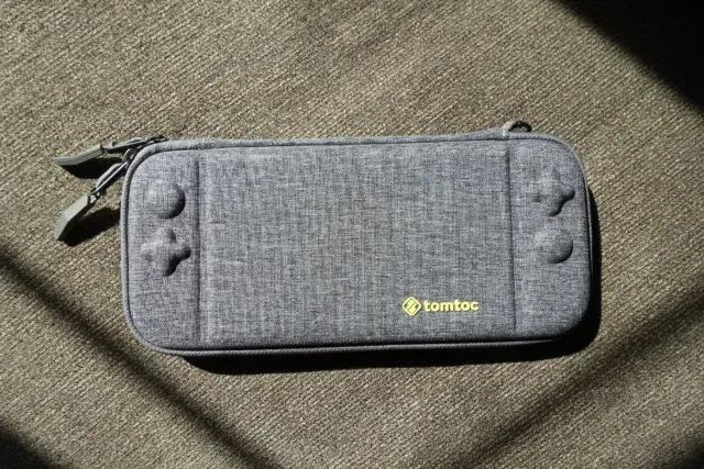 Estuche rígido delgado de Tomtoc para Nintendo Switch.