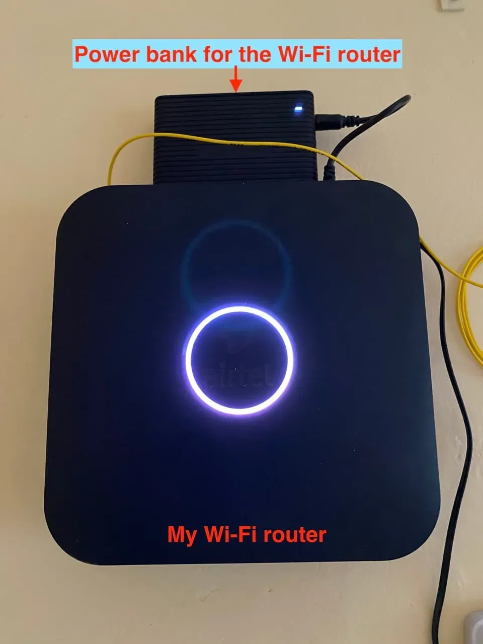 Enrutador Wi-Fi con banco de energía conectado a él