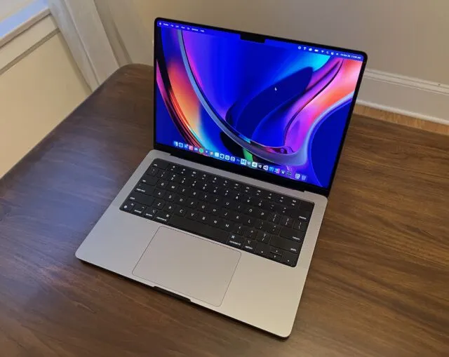 2021년형 14형 MacBook Pro의 디스플레이.