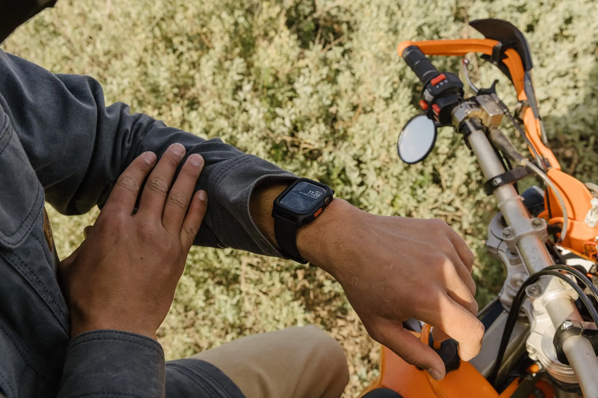 Nomad Rugged Apple Watch -kotelo ranteessa.