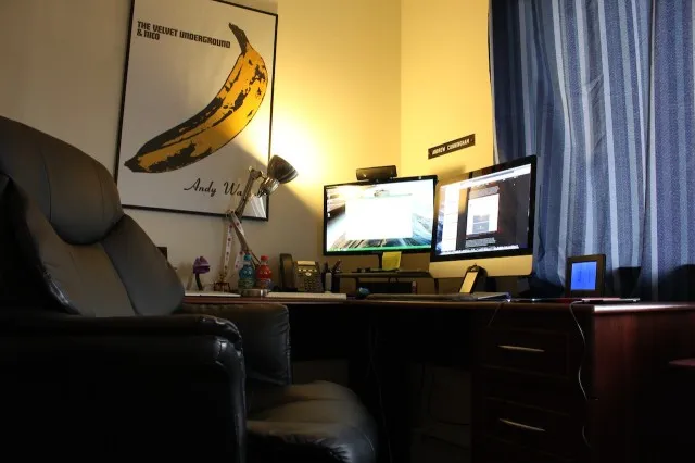Put away your flamethrowers, Mac haters, there's a custom-built Windows PC on that desk, too. Put away your flamethrowers, Mac haters, there's a custom-built Windows PC on that desk, too.