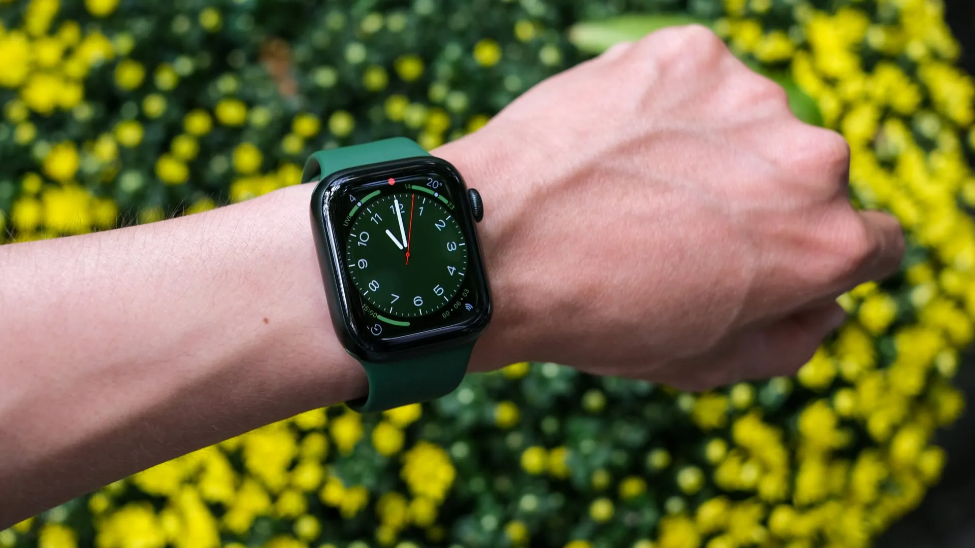 Grüne Apple Watch Series 7, getragen an einem männlichen Handgelenk