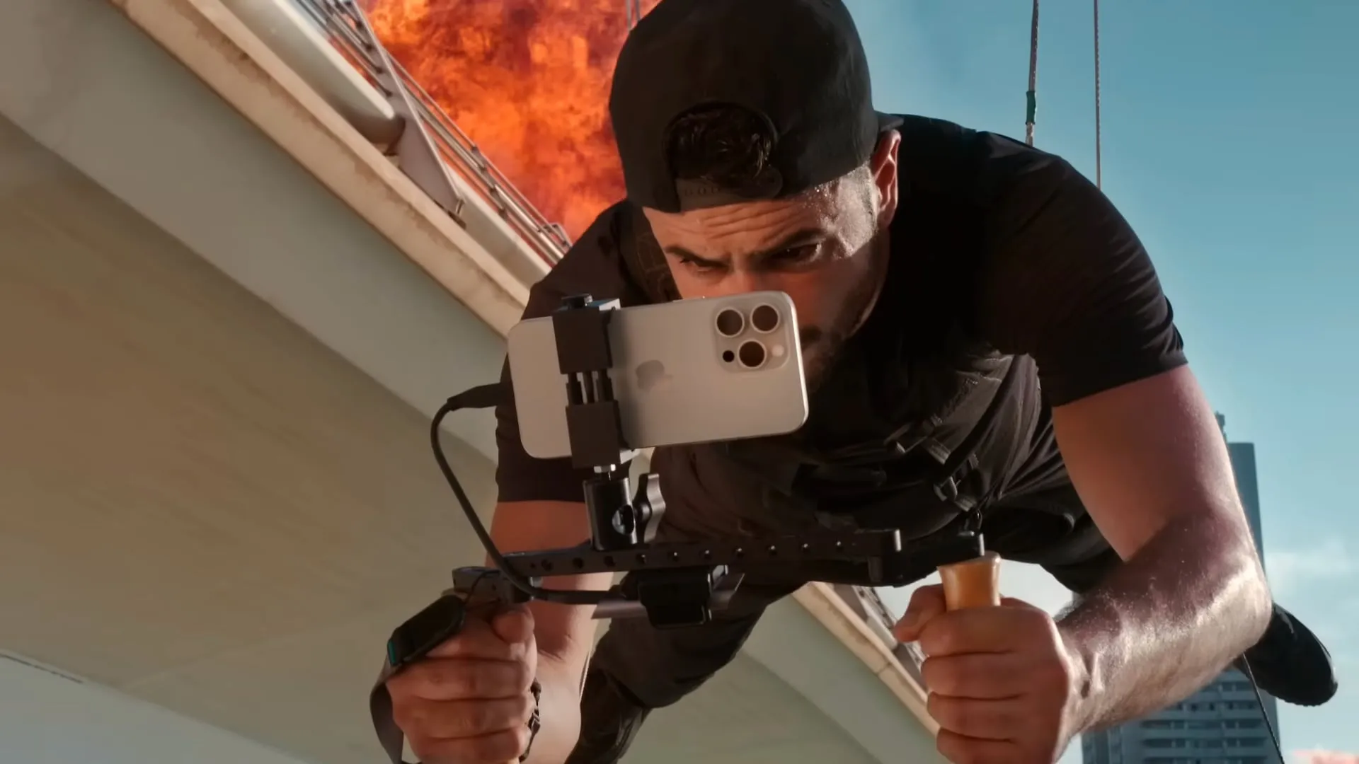 Un cameraman sospeso sui cavi mentre usa un iPhone 15 Pro Max con una Hollywood Gymbal