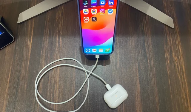 iPhone 15를 보조 배터리로 사용하여 Apple Watch, AirPods 및 기타 기기를 충전하는 방법