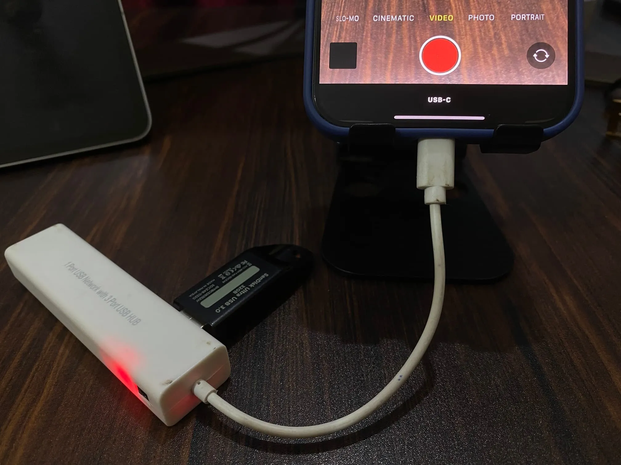 Pen drive USB conectado ao iPhone via dongle USB-C