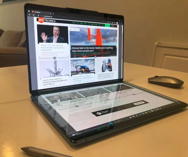 Lenovo の Yoga Book 9i デュアルスクリーン ラップトップ。