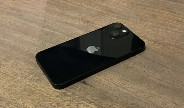 „IPhone 13 mini“ yra miręs, todėl mažieji telefonų mylėtojai atsiduria aklavietėje