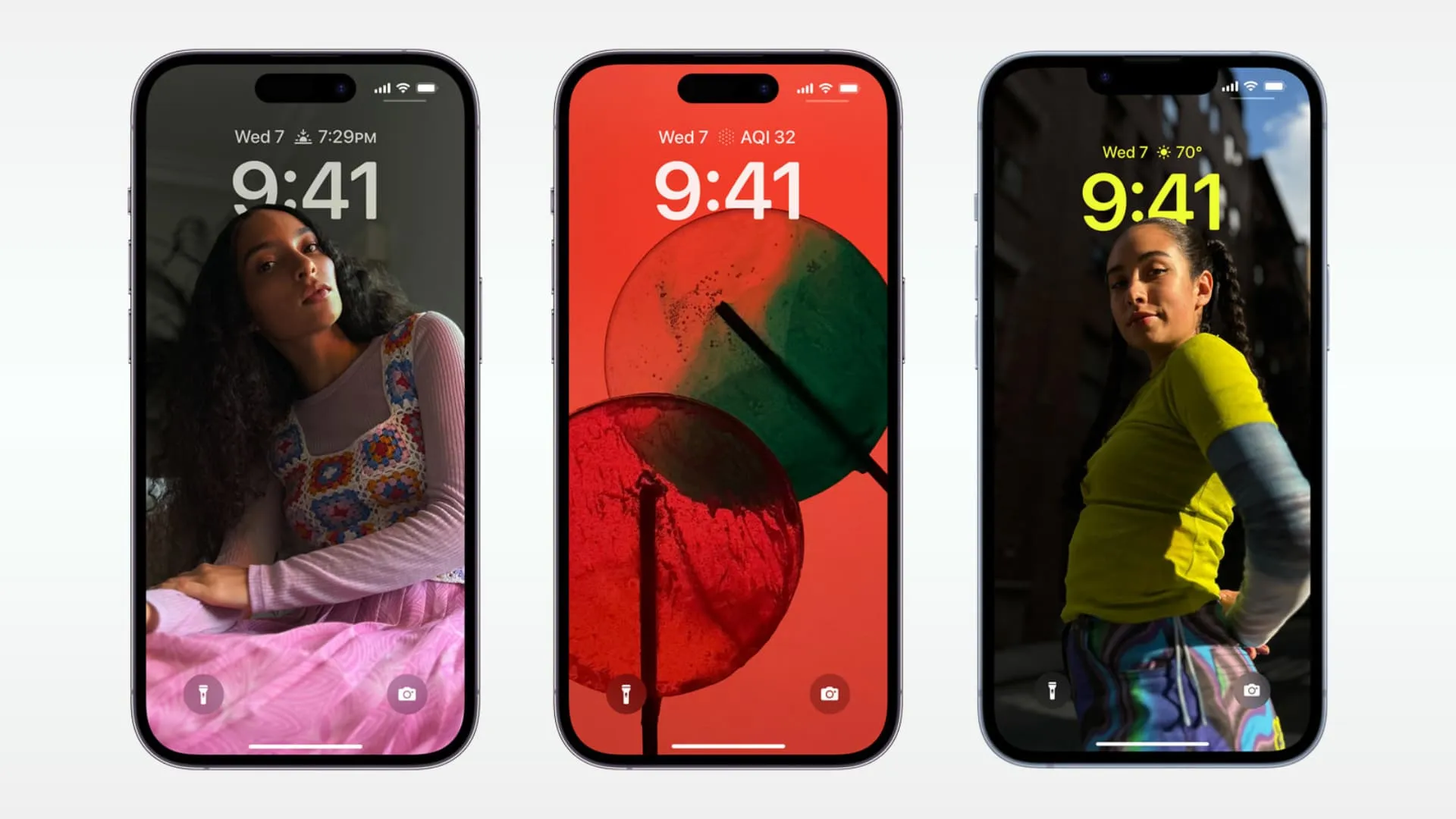 잠금 화면을 보여주는 세 개의 iPhone 모형