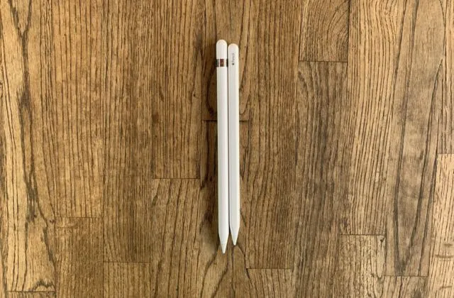 Os Apple Pencils de primeira geração (esquerda) e segunda geração (direita).