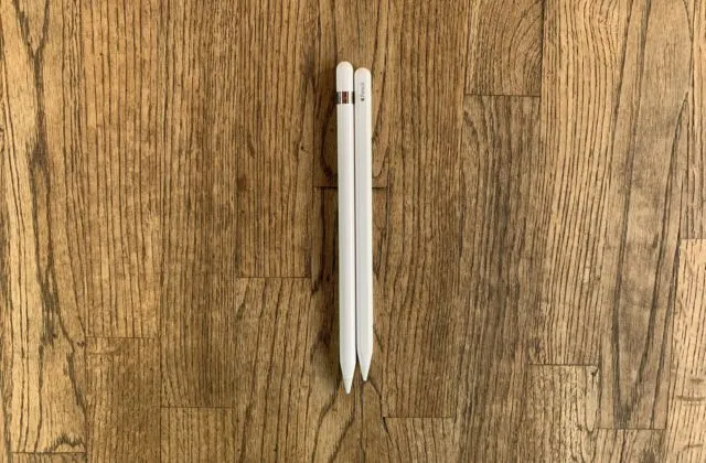 第 1 世代 (左) と第 2 世代 (右) の Apple Pencil。