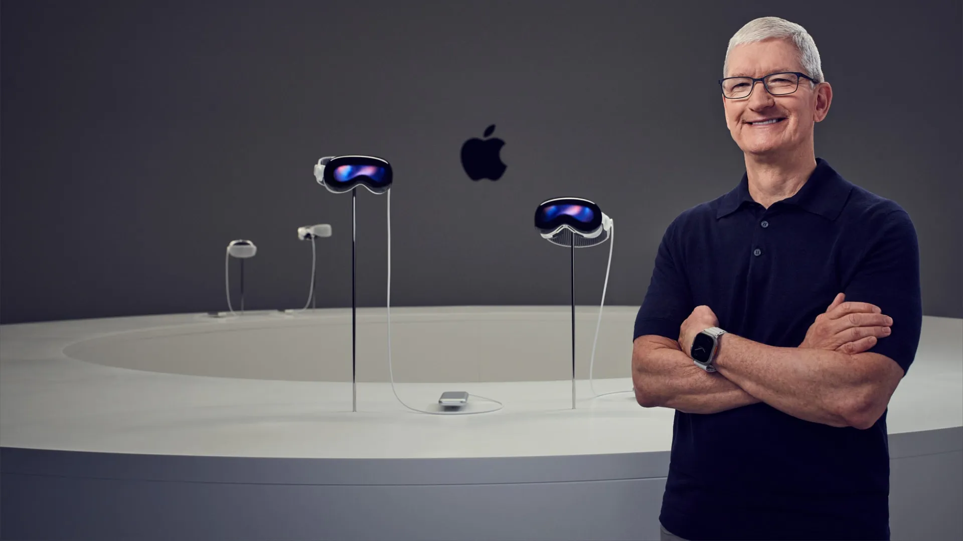 Tim Cook im Steve Jobs Theater steht neben Vision Pro