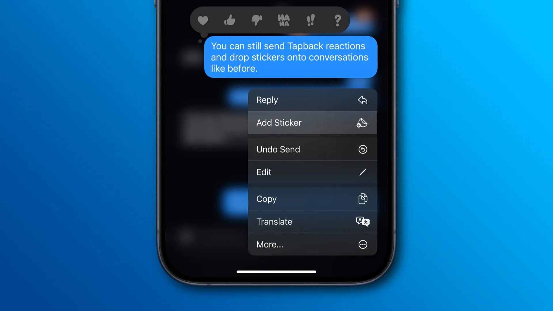 스티커 추가 옵션이 강조 표시된 채팅 풍선 위에 메뉴를 표시하는 iPhone의 메시지 앱