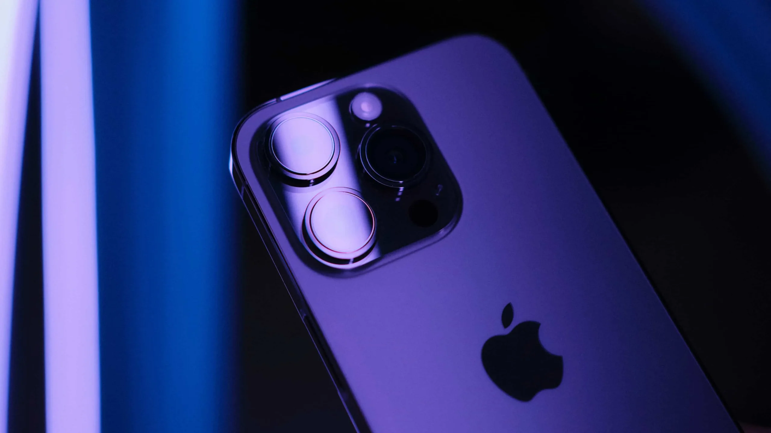 Nahaufnahme der Rückkameras des tiefvioletten iPhone 14 Pro