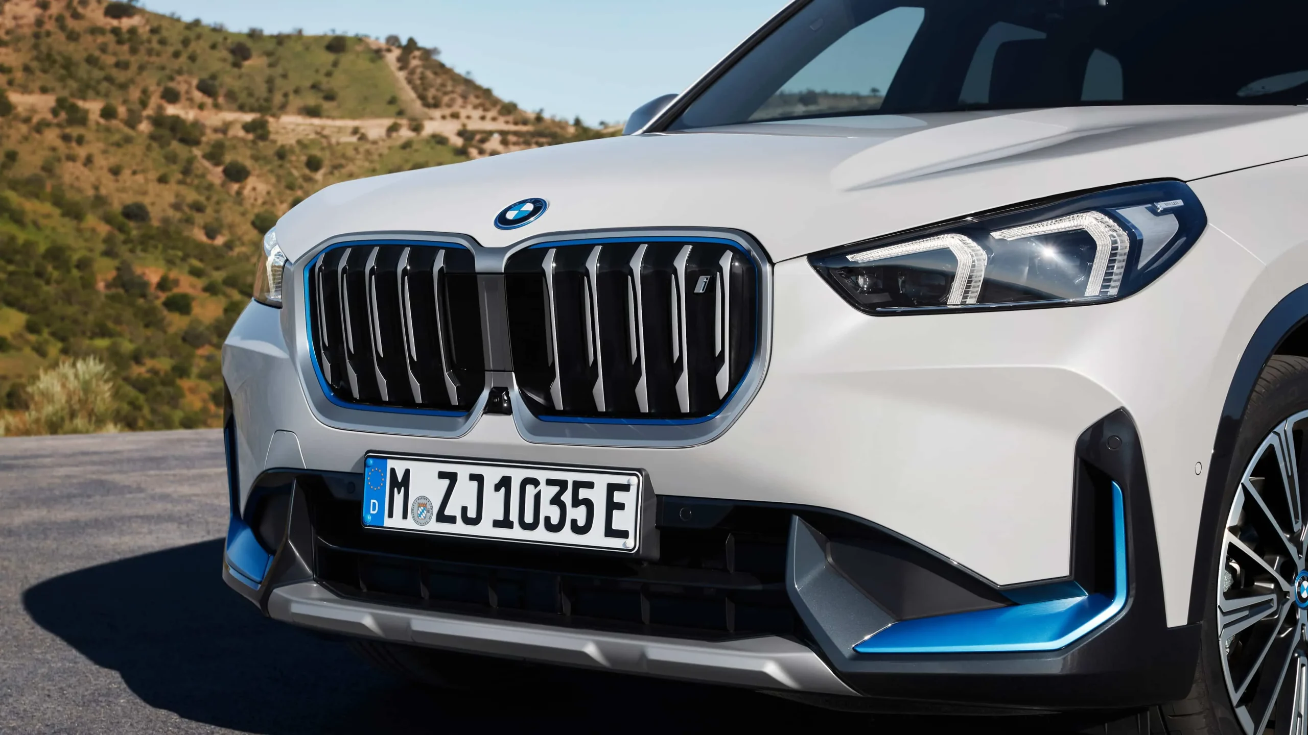 A parte frontal do BMW iX1, o primeiro SUV totalmente elétrico da empresa, é exibida nesta foto de marketing