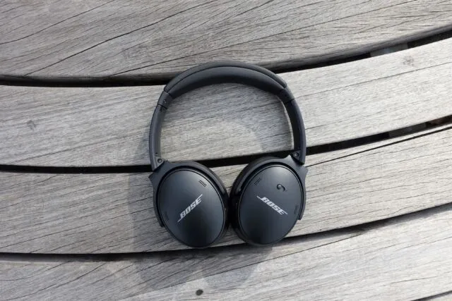 Bose 的 QuietComfort 45 降噪耳機。