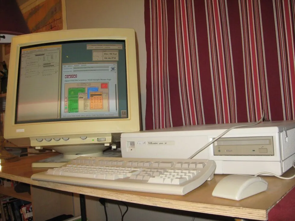 Eine DEC VAXstation 4000 96 mit OpenVMS 6.1 und der DECWindows-Umgebung.