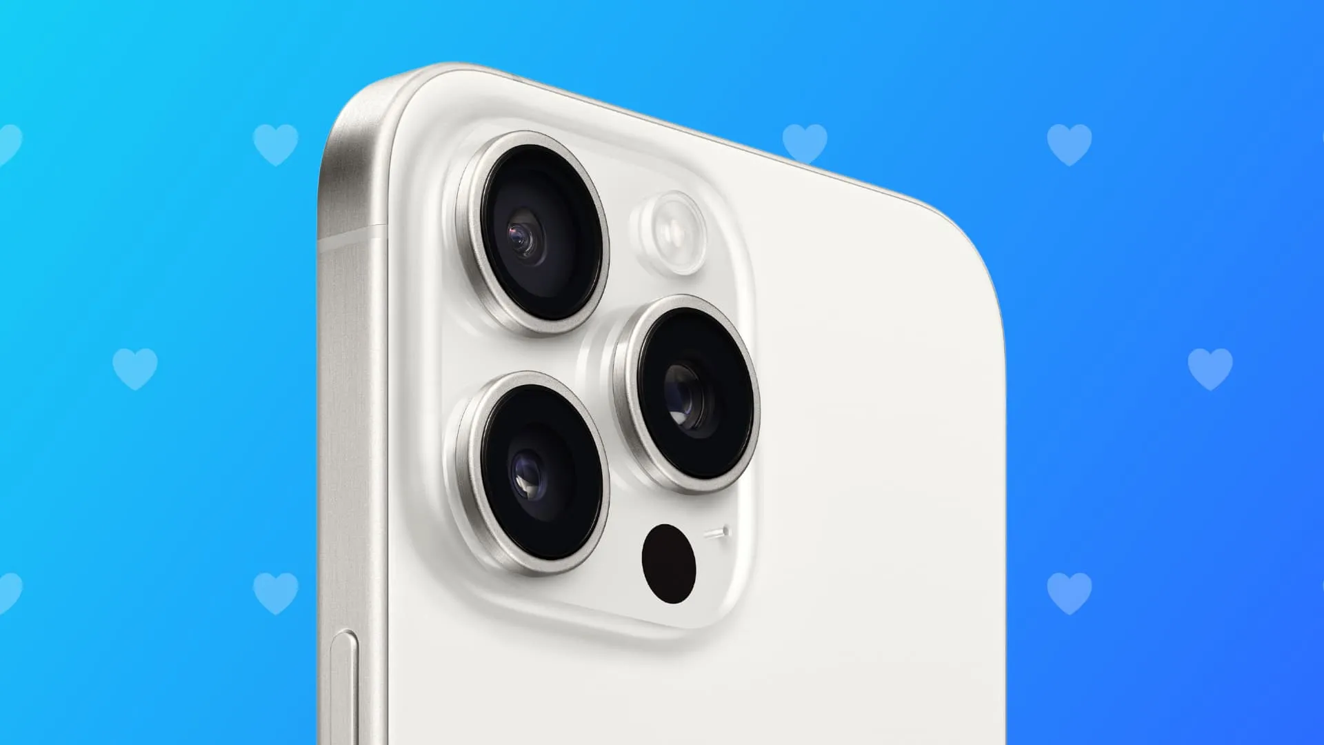 Nahaufnahme der Rückkamera des iPhone 15 Pro Max mit kleinen Herzen im Hintergrund