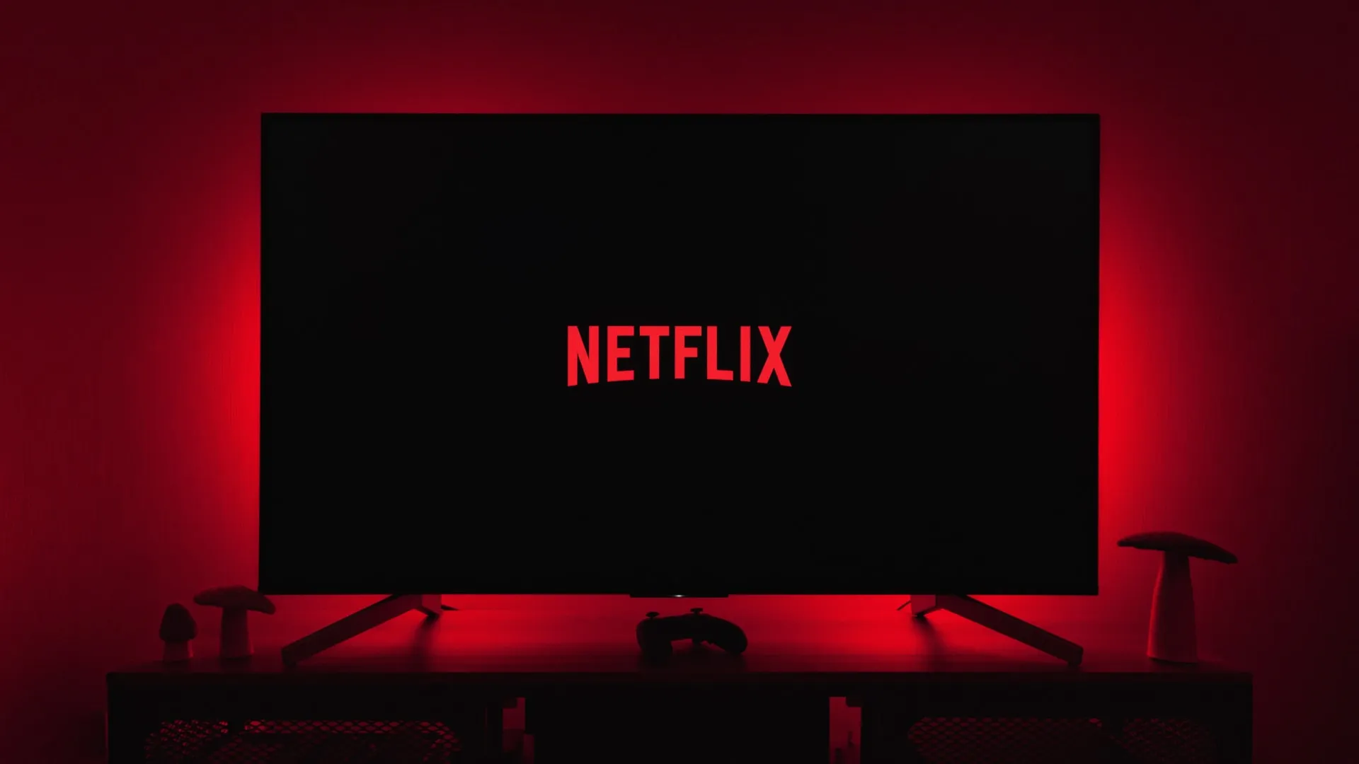 Netflix 標誌設定在黑色背景下，顯示在電視機上