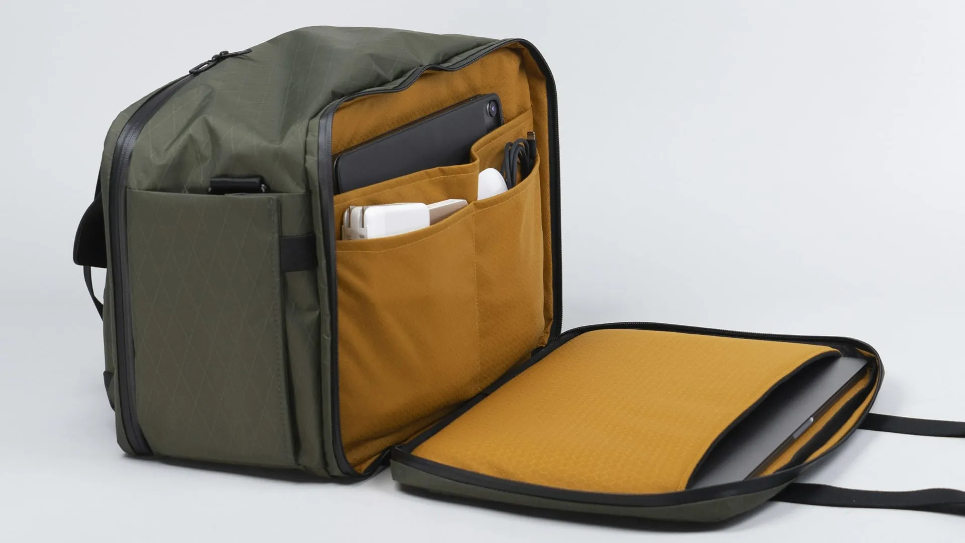 WaterField Design 的 X-Air 旅行包，配有 MacBook Pro、iPad 和配件