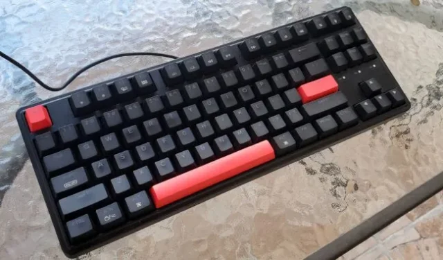 Utilicé un teclado mecánico de 28 dólares durante un mes; tal vez tú también deberías hacerlo