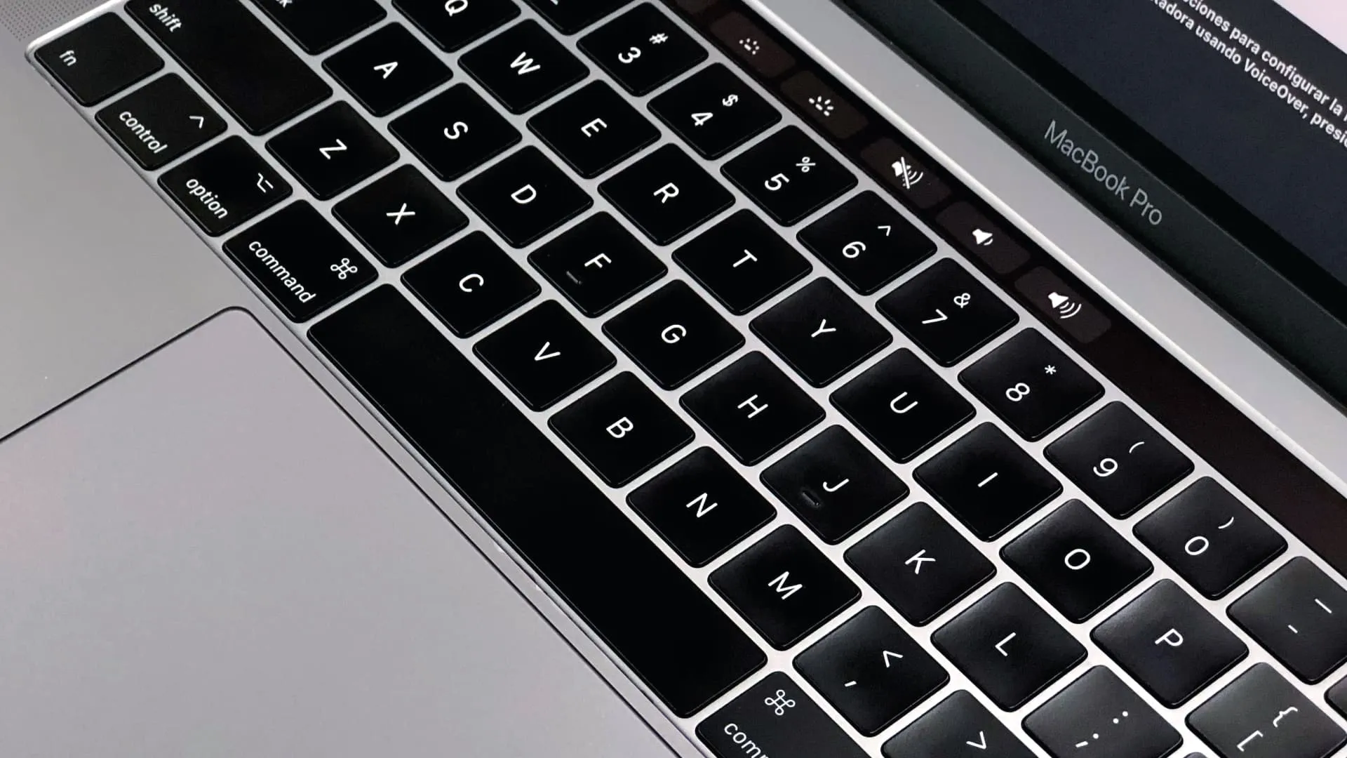 키보드 위에 Touch Bar가 있는 13인치 MacBook Pro