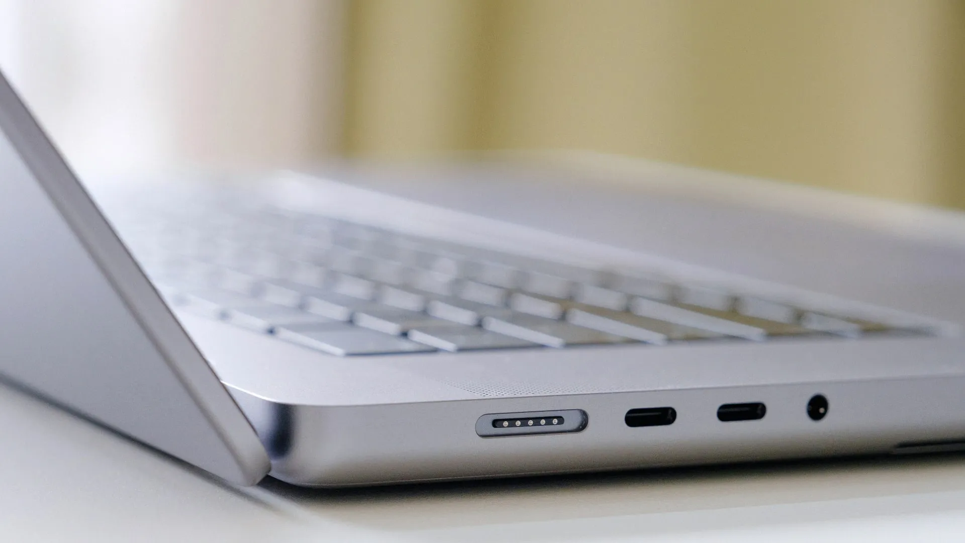 Linke Seite des MacBook Pro mit MagSafe- und USB-C-Anschlüssen