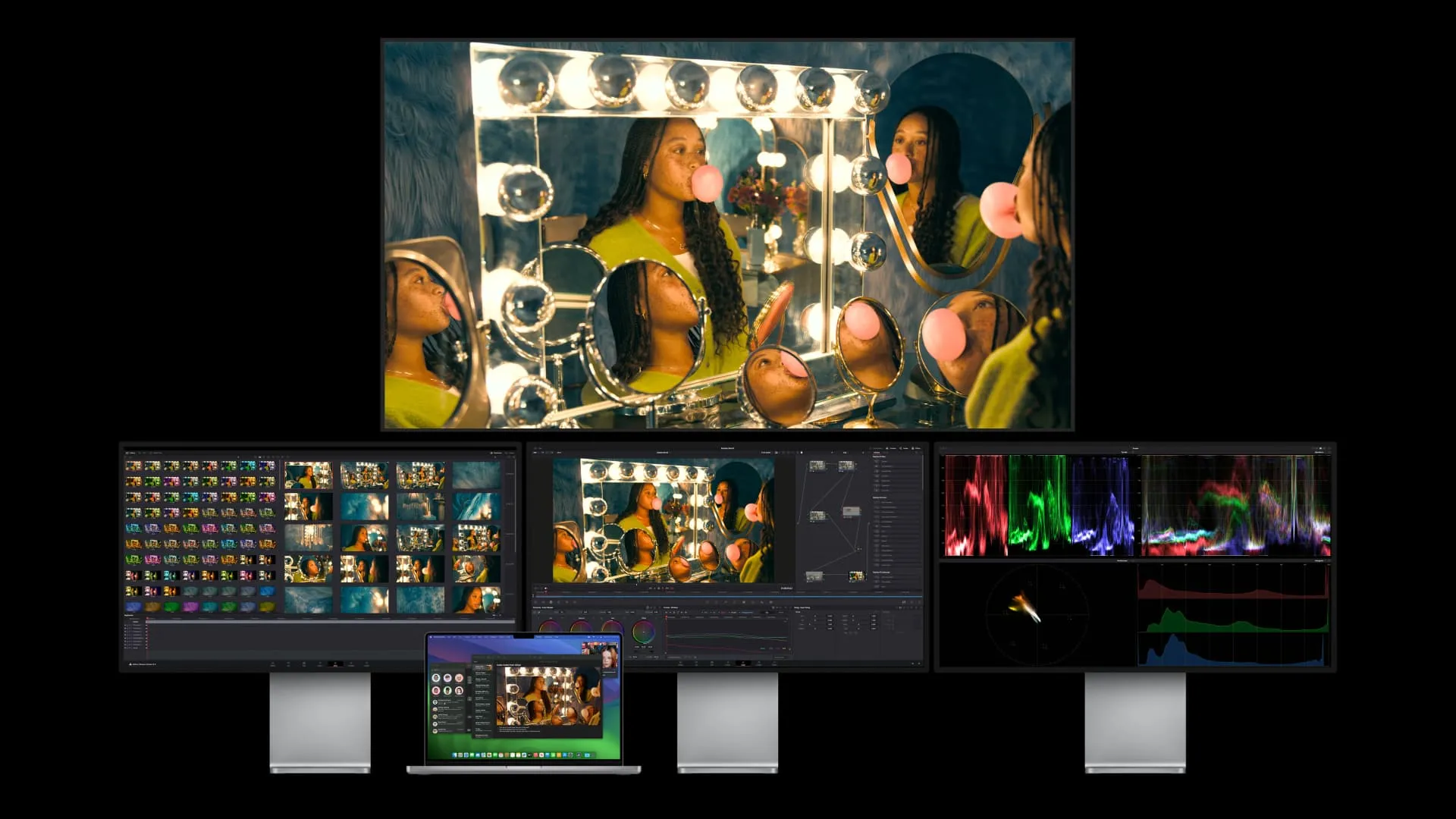 MacBook Pro conectado a três monitores externos, editando vídeo